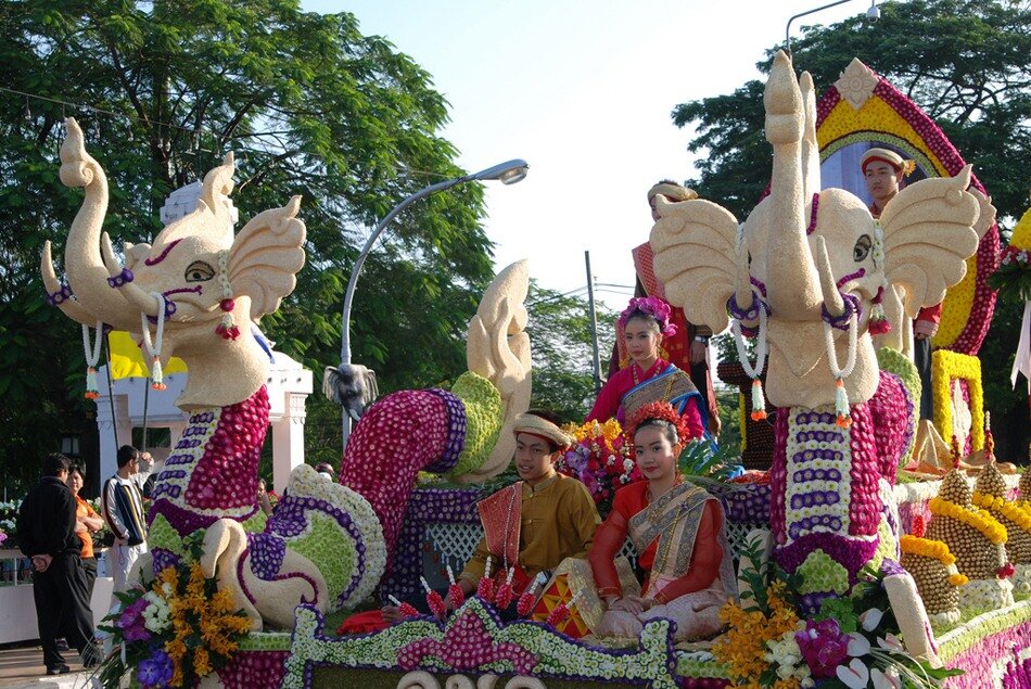 Праздник в тайланде в феврале. Фестиваль цветов в Чиангмае. Фестиваль цветов в Тайланде. Чиангмай Таиланд праздник цветов. Цветочные фестивали в Чиангмае.